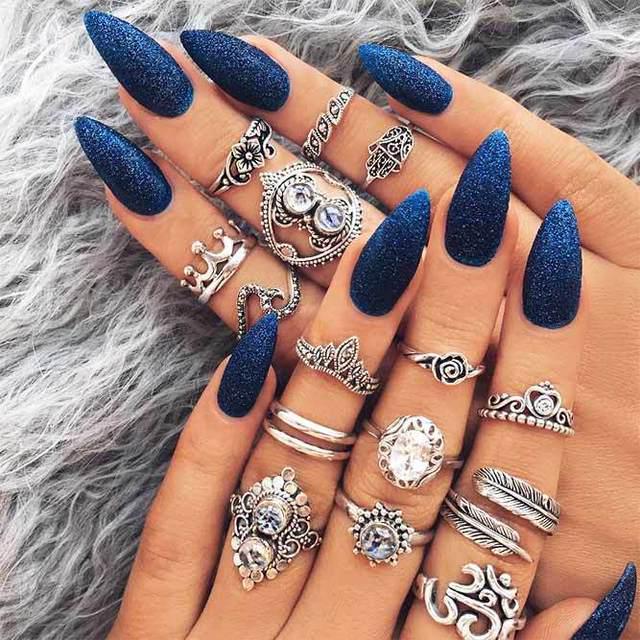 รูปภาพ:http://glaminati.com/wp-content/uploads/2018/03/almond-shaped-nails-long-navy-blue-shimmer-design.jpg