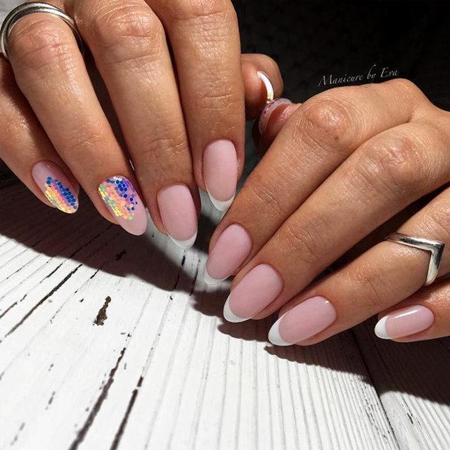 รูปภาพ:http://glaminati.com/wp-content/uploads/2018/03/almond-shaped-nails-pink-white-french-mani-metallic-design.jpg