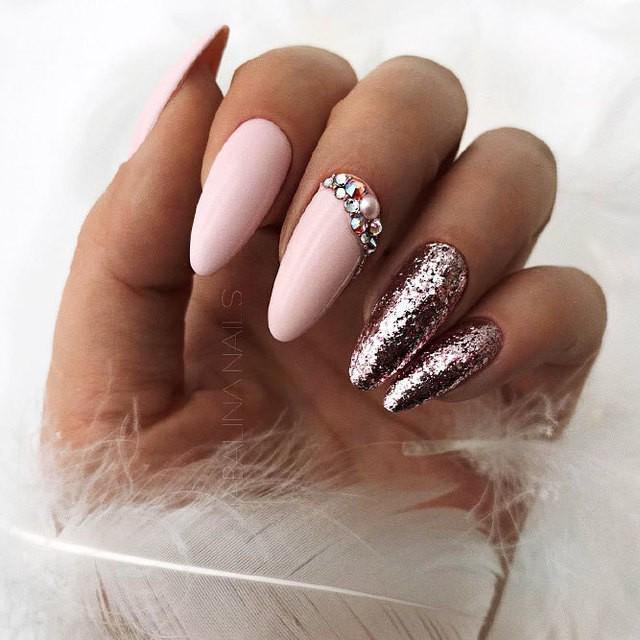 รูปภาพ:http://glaminati.com/wp-content/uploads/2018/03/almond-shaped-nails-long-pink-glitter-rhinestones-design.jpg