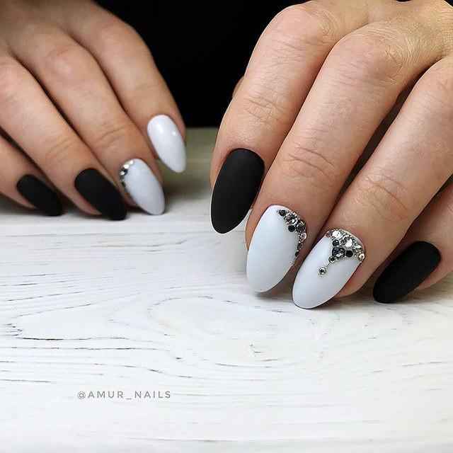 รูปภาพ:http://glaminati.com/wp-content/uploads/2018/03/almond-shaped-nails-long-white-black-matte-rhinestones-design.jpg