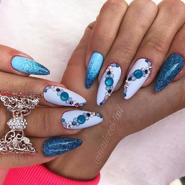 รูปภาพ:http://glaminati.com/wp-content/uploads/2018/03/almond-shaped-nails-matte-navy-blue-long-glitter-rhinestones-ombre-design.jpg