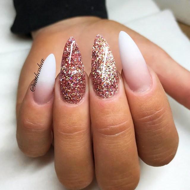 รูปภาพ:http://glaminati.com/wp-content/uploads/2018/03/almond-shaped-nails-long-glitter-white-pink-nude-ombre-french-design.jpg