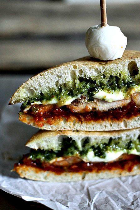 รูปภาพ:https://hips.hearstapps.com/ghk.h-cdn.co/assets/16/14/1459875392-grilled-chicken-melt-with-pesto-and-sun-dried-tomato-spread1.jpg?crop=1.0xw:1xh;center,top&resize=980:*