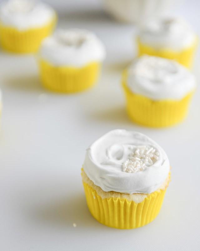 รูปภาพ:https://www.howsweeteats.com/wp-content/uploads/2014/05/lemon-cupcakes-I-howsweeteats.com-4.jpg