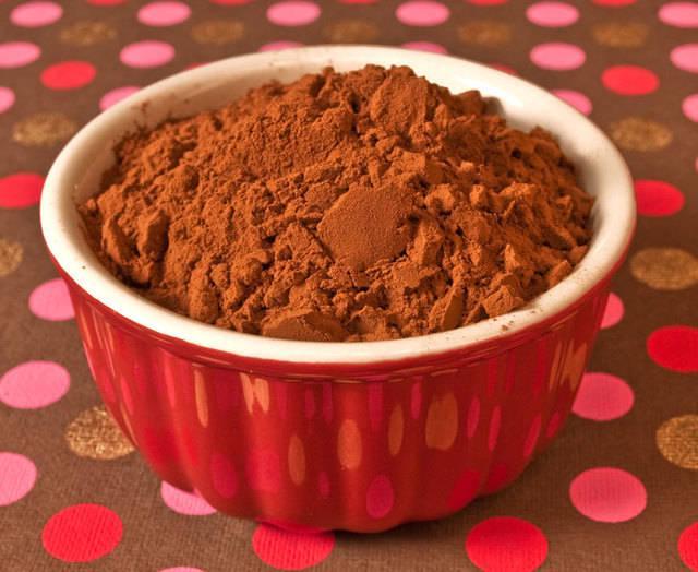 รูปภาพ:http://thelunacafe.com/wp-content/uploads/2010/02/Cocoa-Powder-in-bowl.jpg