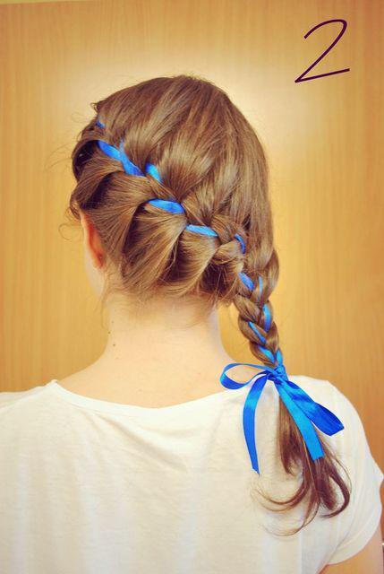 รูปภาพ:http://glamradar.com/wp-content/uploads/2014/12/blue-ribbon-and-side-braid.jpg