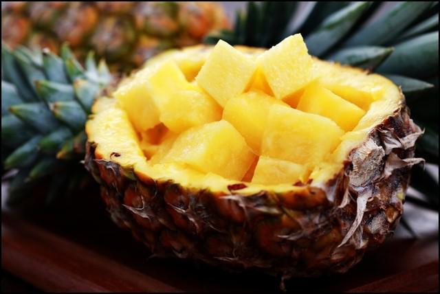 รูปภาพ:http://servingjoy.com/wp-content/uploads/2014/12/Fresh-pineapple-ready-to-be-served.jpg