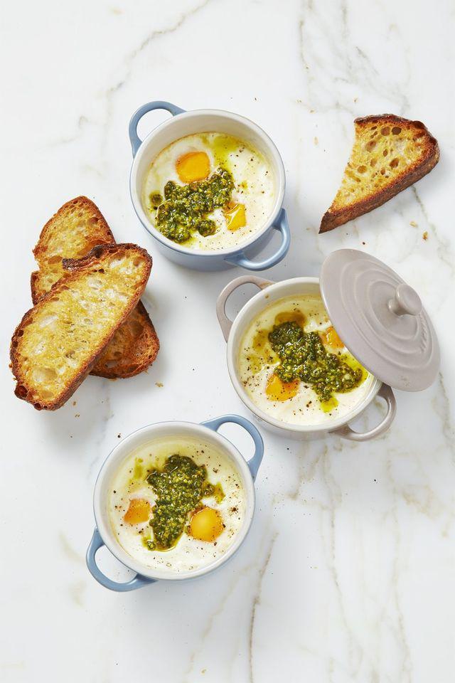 รูปภาพ:https://hips.hearstapps.com/ghk.h-cdn.co/assets/17/10/1488901029-mike-garten-egg-ideas-mint-pesto-eggs-0417.jpg?crop=1.0xw:1xh;center,top&resize=980:*