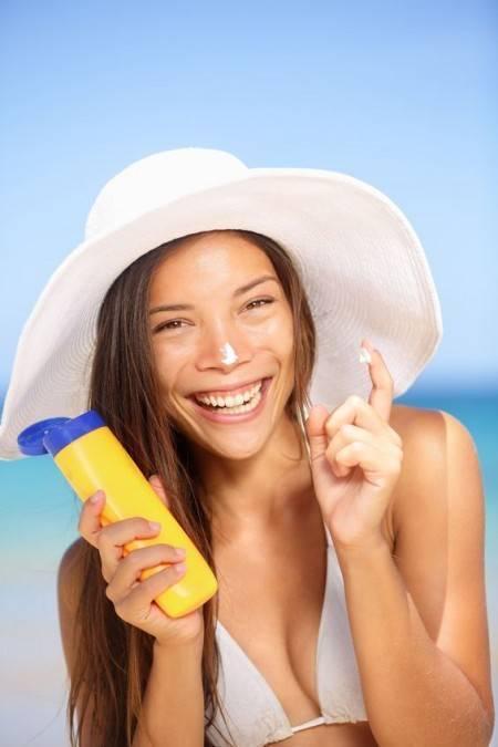 รูปภาพ:http://etsishats.com/blog/wp-content/uploads/2013/05/sun-bathing-sunscreen-woman-applying-sunscreen-laughing-sun-hat-ocean-photo_www.123rf.com-photo19202465-e1367977254456.jpg