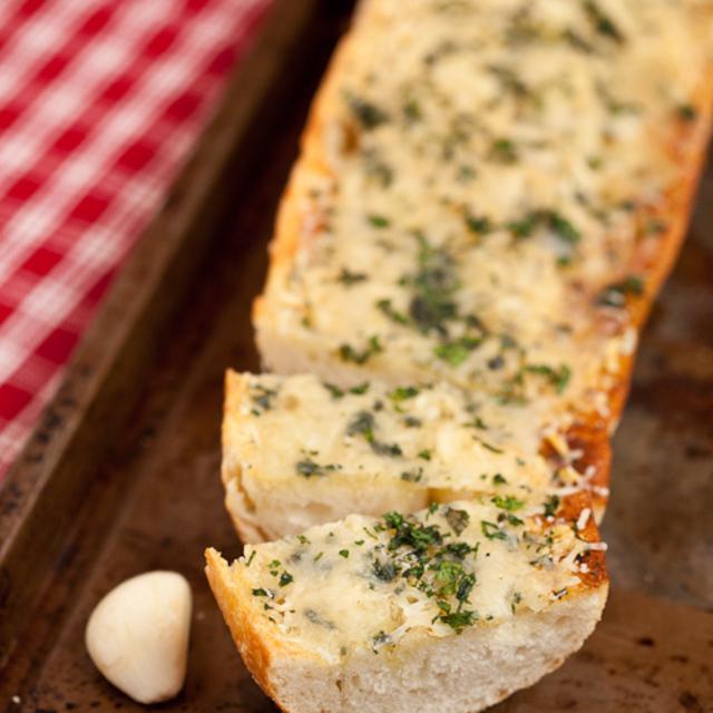 รูปภาพ:https://chewoutloud.files.wordpress.com/2012/12/easy-cheesey-garlic-bread-2.jpg