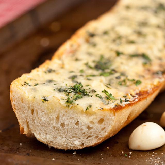 รูปภาพ:https://chewoutloud.files.wordpress.com/2012/12/easy-cheesy-garlic-bread.jpg