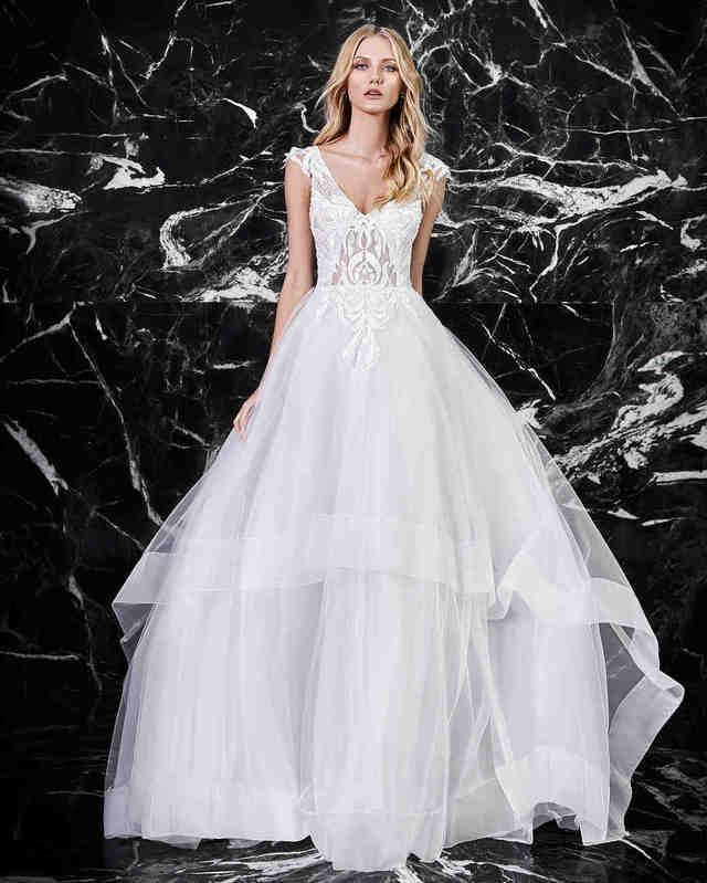 รูปภาพ:https://assets.marthastewartweddings.com/styles/wmax-520/d48/victoria-kyriakides-wedding-dress-spring-2019-15/victoria-kyriakides-wedding-dress-spring-2019-15_vert.jpg