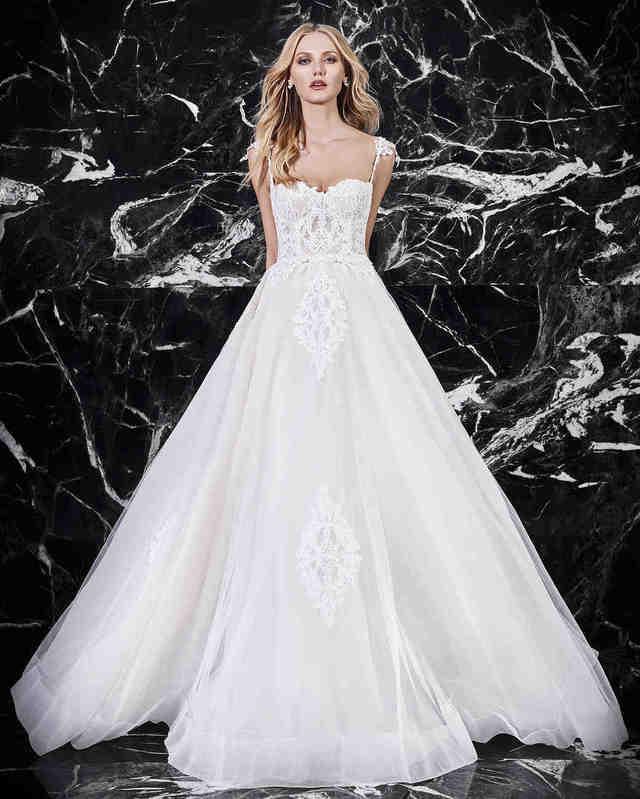รูปภาพ:https://assets.marthastewartweddings.com/styles/wmax-520/d48/victoria-kyriakides-wedding-dress-spring-2019-15/victoria-kyriakides-wedding-dress-spring-2019-15_vert.jpg