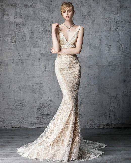 รูปภาพ:https://assets.marthastewartweddings.com/styles/wmax-520/d48/victoria-kyriakides-wedding-dress-spring-2019-05/victoria-kyriakides-wedding-dress-spring-2019-05_vert.jpg