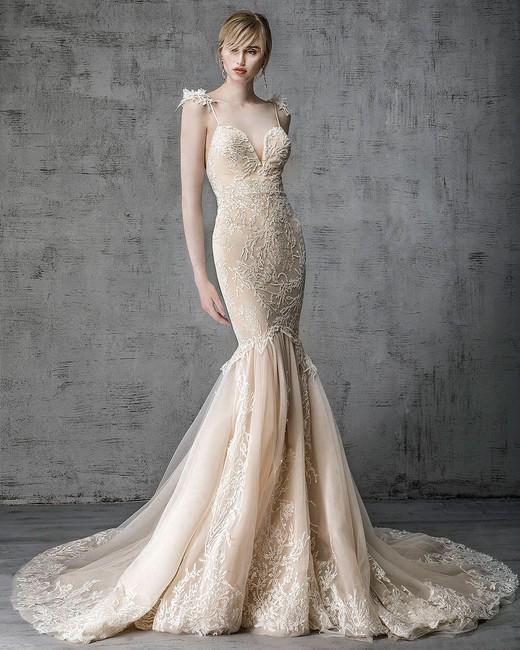 รูปภาพ:https://assets.marthastewartweddings.com/styles/wmax-520/d48/victoria-kyriakides-wedding-dress-spring-2019-09/victoria-kyriakides-wedding-dress-spring-2019-09_vert.jpg