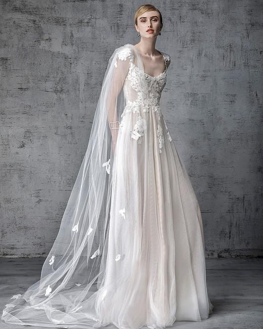 รูปภาพ:https://assets.marthastewartweddings.com/styles/wmax-520/d48/victoria-kyriakides-wedding-dress-spring-2019-14/victoria-kyriakides-wedding-dress-spring-2019-14_vert.jpg