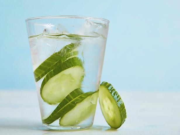 รูปภาพ:https://food.fnr.sndimg.com/content/dam/images/food/fullset/2013/12/20/1/FNK_Infused-Water-Cucumber_s4x3.jpg.rend.hgtvcom.616.462.suffix/1389219145517.jpeg