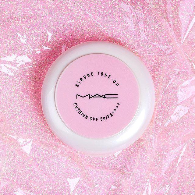 ภาพประกอบบทความ ออกใหม่ 'M.A.C Strobe Tone Up Cushion' แพ็กเกจหวานๆ ที่สาวๆ เห็นแล้วต้องกรี๊ด!!