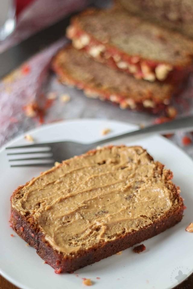 รูปภาพ:https://i2.wp.com/www.strawberryblondiekitchen.com/wp-content/uploads/2017/08/PB-and-J-Banana-Bread-3724_680px-1.jpg?resize=680%2C1020&ssl=1