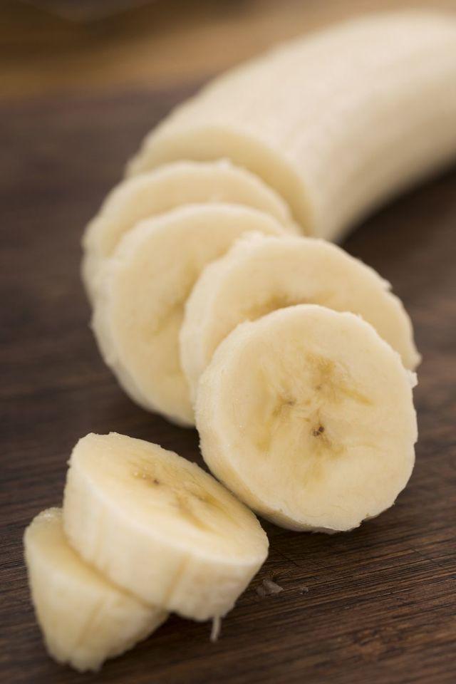 รูปภาพ:https://hips.hearstapps.com/ghk.h-cdn.co/assets/17/52/sliced-banana.jpg?crop=1xw:0.9996466431095407xh;center,top&resize=980:*