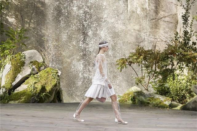 รูปภาพ:https://d36di5nvqr47bo.cloudfront.net/photos/23064/93389/chanel-ready-to-wear-spring-summer-2018-paris-23064-vibes-20171003-1102411/Chanel-RTW-SS18-Paris-1774-1507028921-mediumbigthumb.jpg