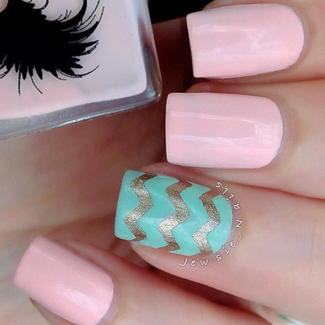 รูปภาพ:https://naildesignsjournal.com/wp-content/uploads/2018/04/chevron-pattern-nails-square-light-pink-aqua-gold-glitter.jpg