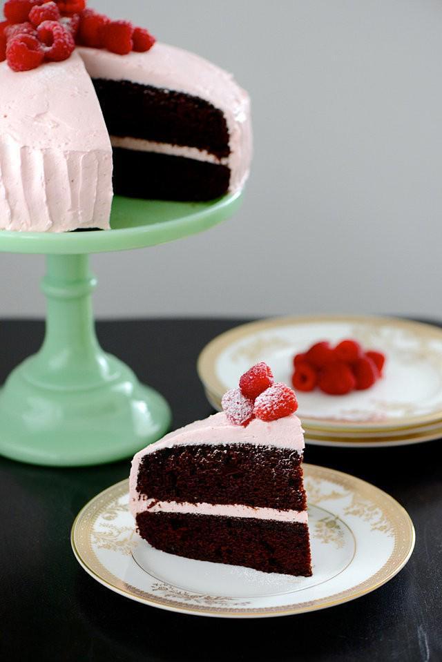 รูปภาพ:https://media2.popsugar-assets.com/files/2015/02/11/124/n/1922398/6248c948_slice_of_chocolate_cake_pink_buttercream_frosting.xxxlarge.jpg