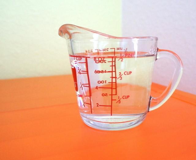 รูปภาพ:https://cdn.decoist.com/wp-content/uploads/2014/10/1-cup-of-vinegar-is-the-perfect-amount-for-soaking.jpg