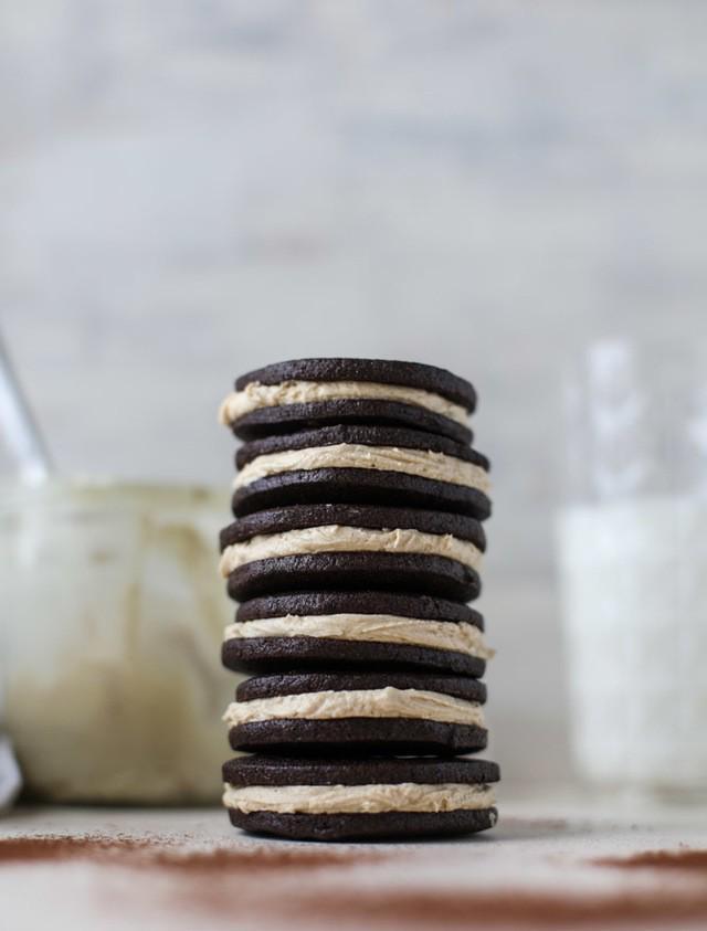 รูปภาพ:https://www.howsweeteats.com/wp-content/uploads/2017/02/PB-oreos-I-howsweeteats.com-9.jpg