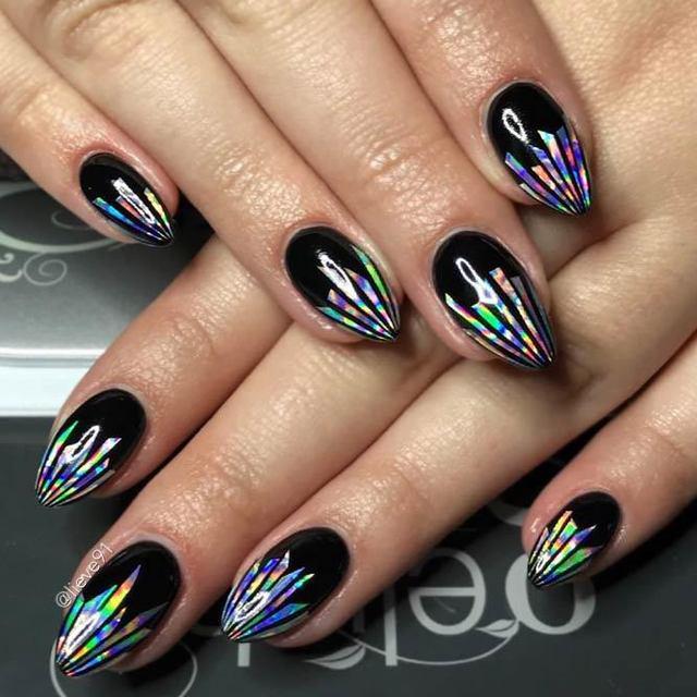 รูปภาพ:https://naildesignsjournal.com/wp-content/uploads/2017/10/black-stiletto-nails-combinations-short-holographic-foil-design.jpg