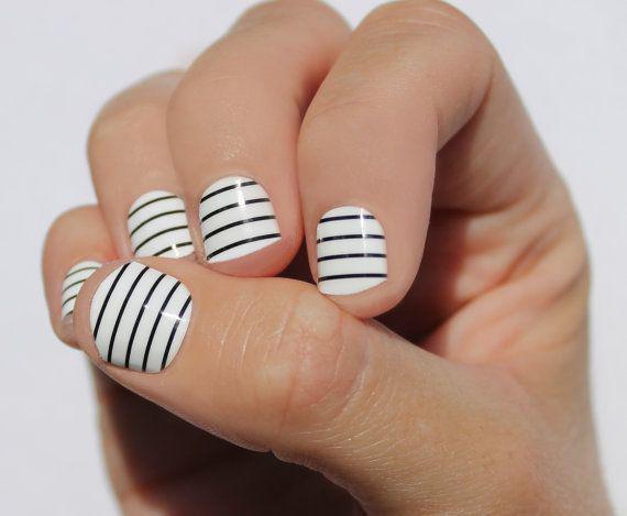 รูปภาพ:http://www.naildesignsforyou.com/wp-content/uploads/2015/04/black-and-white-thin-striped-nails.jpg