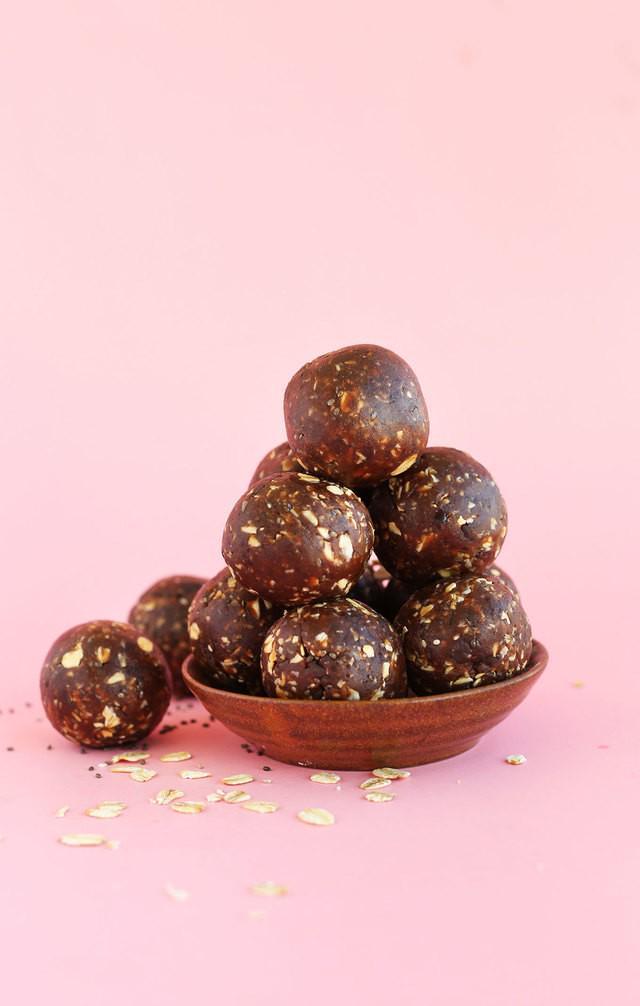 รูปภาพ:https://minimalistbaker.com/wp-content/uploads/2015/03/EASY-5-Ingredient-Peanut-Butter-Cup-Chia-Seed-Energy-Bites-vegan-glutenfree-chocolate.jpg