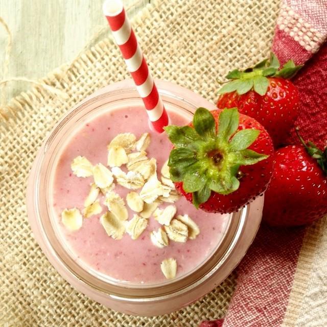 รูปภาพ:https://www.connoisseurusveg.com/wp-content/uploads/2014/08/strawberry-oat-smoothie-top-featured.jpg