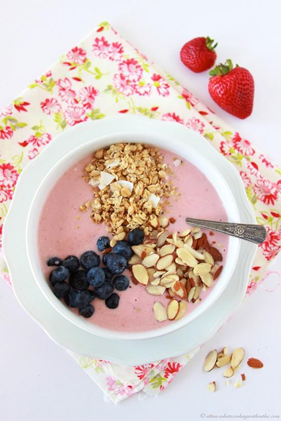 รูปภาพ:https://cookingwithruthie.com/wp-content/uploads/2015/07/strawberry-banana-oat-smoothie-bowl3.jpg