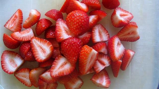 รูปภาพ:https://igiftfruithampers.com.au/product_images/uploaded_images/hulled-strawberries.jpg