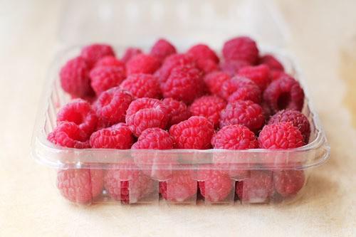 รูปภาพ:https://thisweekfordinner.com/wp-content/uploads/2011/06/six-ounce-container-raspberries-web.jpg