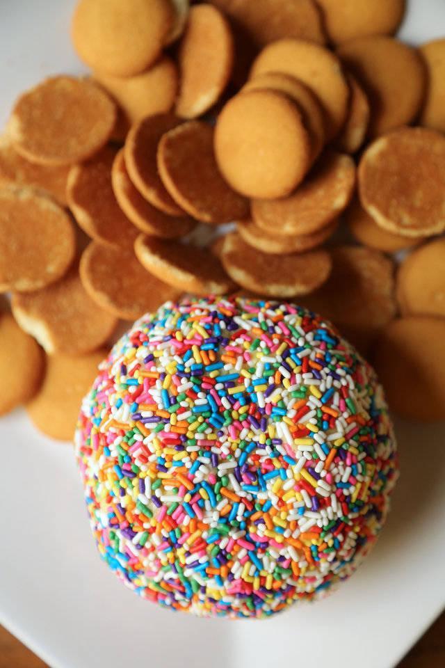 รูปภาพ:http://media4.popsugar-assets.com/files/2015/06/10/896/n/1922398/e48bd4e4df157a80_funfetti-cheese-ball-5LbnYDS.xxxlarge_2x/i/Serve-Nilla-Wafers.jpg