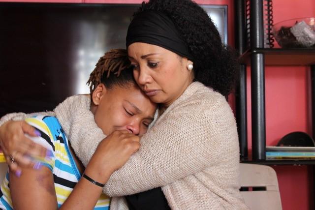 รูปภาพ:https://sowetourban.co.za/wp-content/uploads/sites/112/2017/09/Dereleen-James-comforting-a-weeping-Samantha-mother-of-the-murdered-little-girl..jpeg