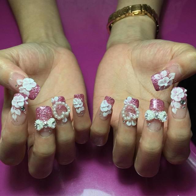 รูปภาพ:https://images.designtrends.com/wp-content/uploads/2016/04/01061509/Attractive-3D-Nail-Design-For-Wedding.jpg