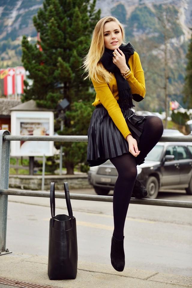รูปภาพ:http://glamradar.com/wp-content/uploads/2015/12/2.-mustard-sweater-with-pleated-skirt.jpg