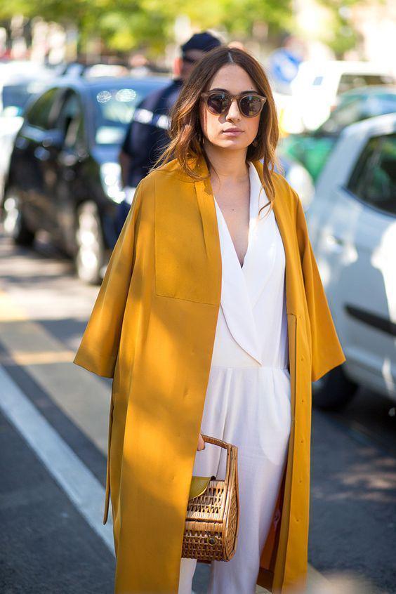 รูปภาพ:https://i.styleoholic.com/2017/10/12-a-mustard-coat-on-top-of-a-white-jumsuit-is-a-chic-idea-for-a-special-occasion.jpg