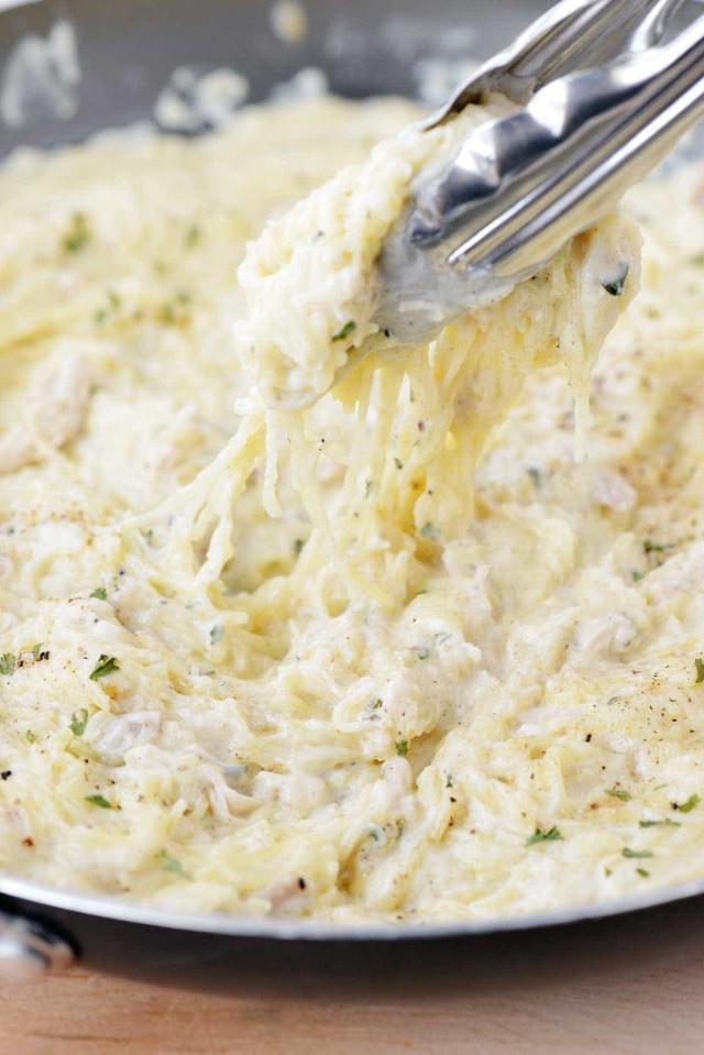 รูปภาพ:https://www.thegunnysack.com/wp-content/uploads/2015/04/Chicken-Alfredo-Spaghetti-Squash-1.jpg