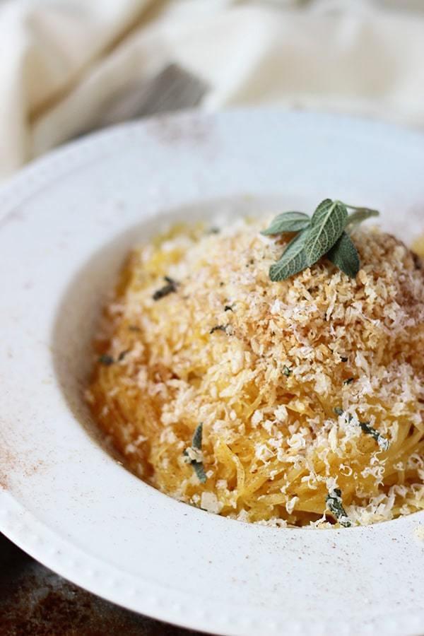 รูปภาพ:http://www.cookingforkeeps.com/wp-content/uploads/2013/12/Cinnamon-and-Pumpkin-Spaghetti-Squash-Carbonara-with-Parmesan-Sage-Breadcrumbs-5.jpg