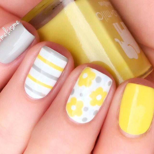 รูปภาพ:https://naildesignsjournal.com/wp-content/uploads/2018/05/yellow-flowers-nails-short-square-grey-dots-stripes.jpg