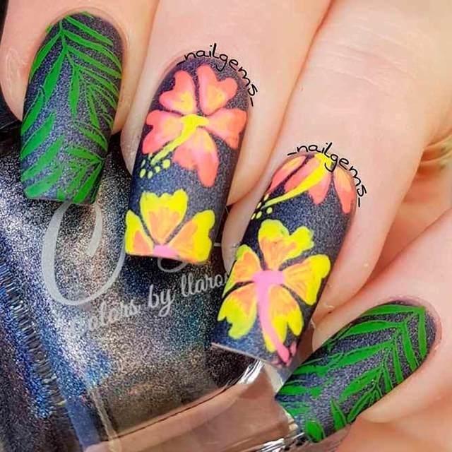 รูปภาพ:https://naildesignsjournal.com/wp-content/uploads/2018/05/yellow-flowers-nails-square-sparkly-black-tropical-art.jpg
