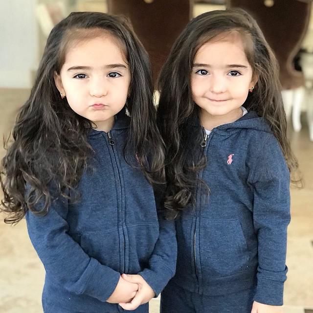 ภาพประกอบบทความ ส่อง! 20 ลุคแฟชั่นนิสต้า หนูน้อยฝาแฝด สายฝ. Asiya & Safiya จาก IG: elle_four_mom