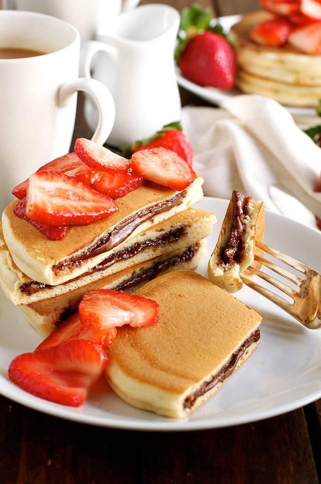 รูปภาพ:http://cdn1.recipetineats.com/wp-content/uploads/2015/06/Nutella-Stuffed-Pancakes_680px_2.jpg