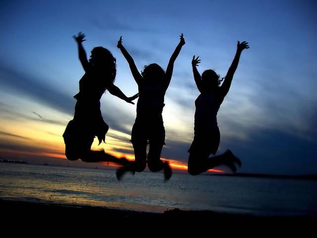 รูปภาพ:http://2.bp.blogspot.com/-ycJP1T2WHFY/T7xkWts5fiI/AAAAAAAABJc/n6QMvWbhQQM/s1600/girl+friends+jumping+on+the+beach.jpg