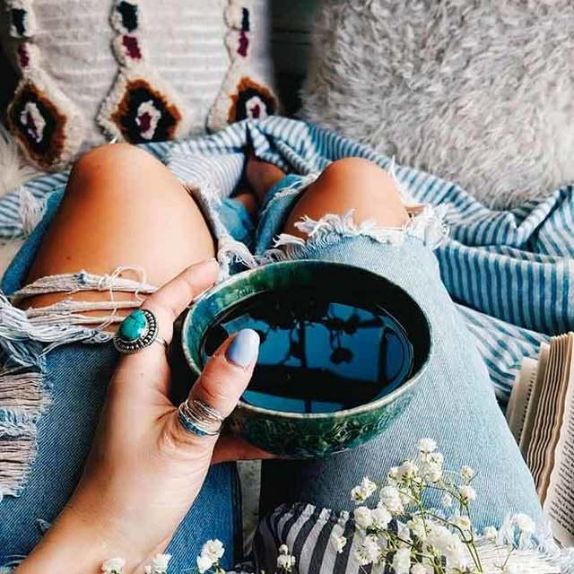 รูปภาพ:https://naildesignsjournal.com/wp-content/uploads/2018/04/coffee-cup-images-simple-blue-nails-big-green.jpg