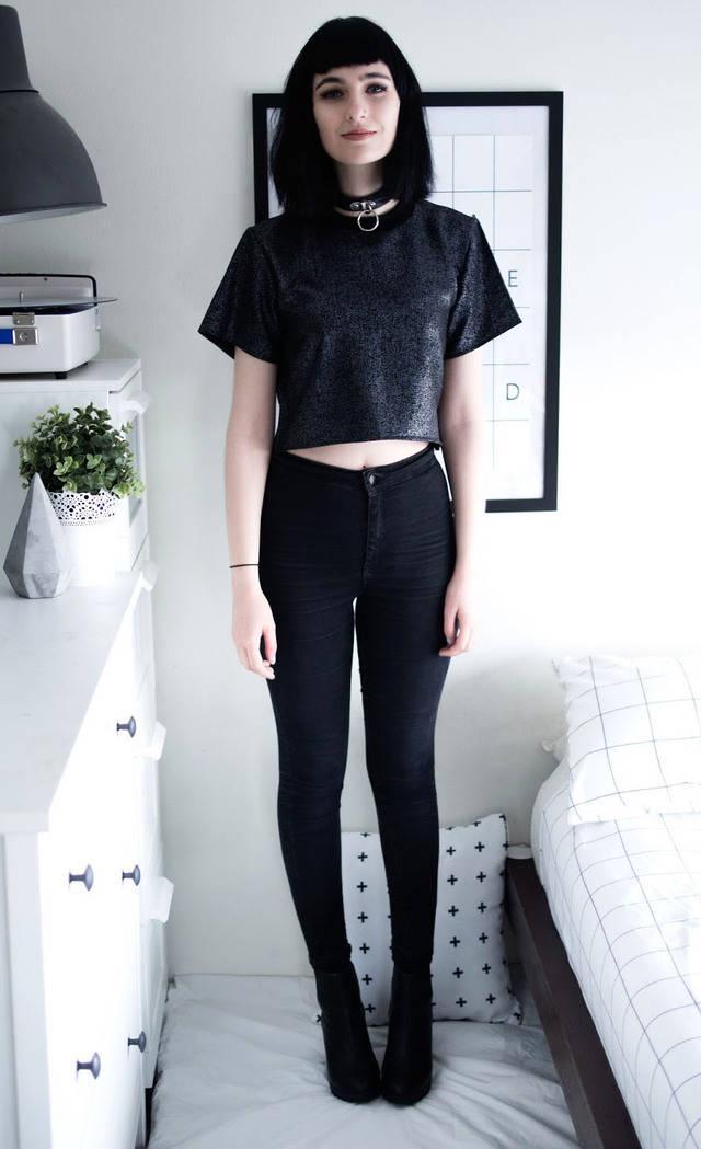 รูปภาพ:http://ninjacosmico.com/wp-content/uploads/2015/09/Speckled-crop-top-High-Waisted-Tight-Skinny-Black-Joni-Jeans-Black-Platform-Boots.jpg